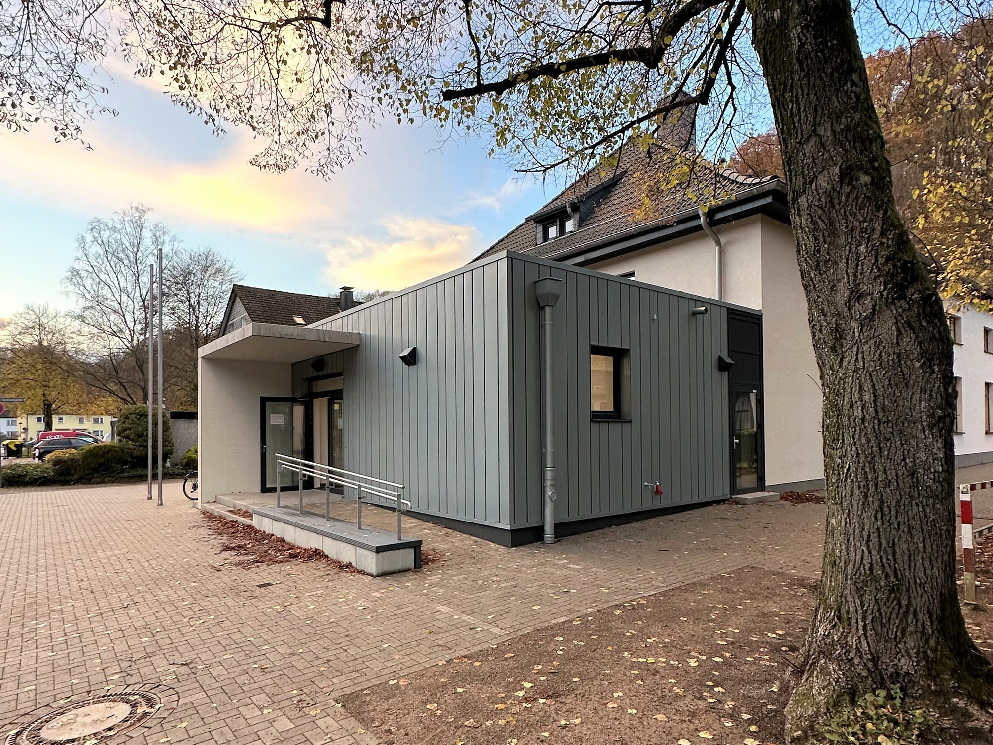 Teil-Sanierung + Anbau, Turnhalle + Vereinshaus, Solingen - ah-architektur.de | Alisic-Haverkamp – Wir verfolgen das Ziel, funktionelle, kostenbewusste und ambitioniert gestaltete Architektur zu schaffen, die einen ah-Effekt auslöst.